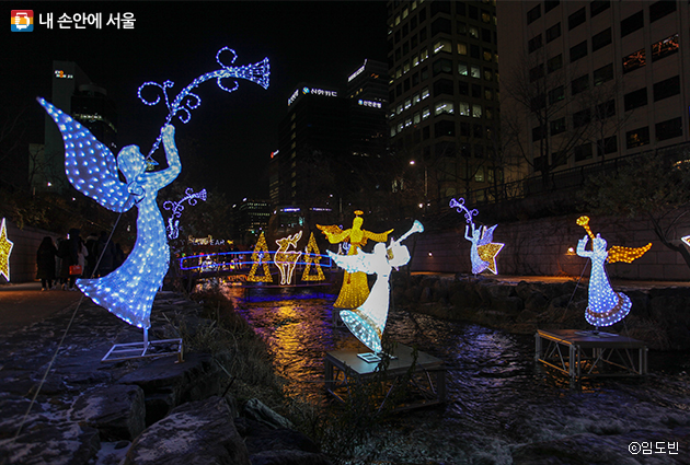 청계천에서 열리고 있는 '서울 크리스마스 페스티벌'