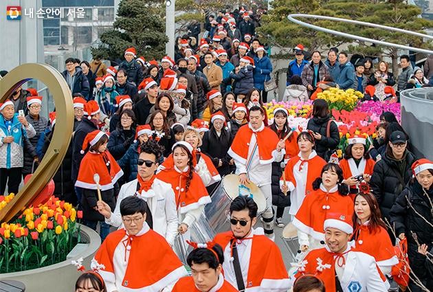 산타모자대행진 모습. 시민 누구나 무료로 대여해주는 산타모자를 쓰고 행사에 참여할 수 있다.