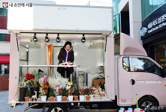 ‘도시청년 이동식 플라워마켓’에 선정된 청년이 플라워트럭에서 꽃다발을 만들고 있다