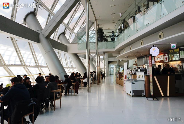 시청 9층, 탁 트인 공간에 마련된 카페에서 맛있는 커피를 마실 수 있다