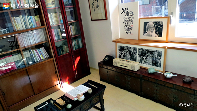 함석헌 선생이 사용하던 책상과 소장했던 책, 생활용품들이 보존되어 있다