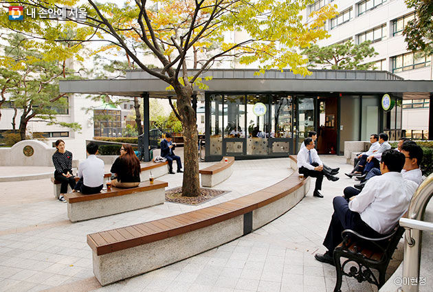 서울시 서소문청사 건물들 사이에 둘러싸인 카페 `뜨락`