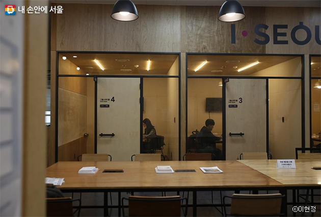 청년 취업자를 위한 서울시 일자리 카페 내에 자리한 그룹 스터디룸