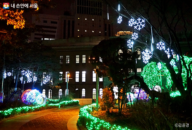 서울시립미술관 앞은 빛의 정원으로 꾸며져 있다