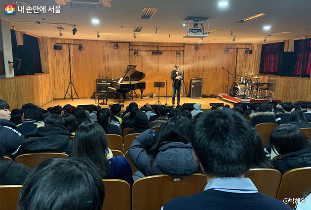 고등학교 2학년 학생들을 대상으로 수업시간에 깜짝 공연으로 열린 서울음악 공연 현장