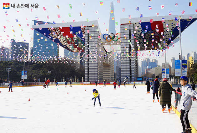 올림픽공원 스케이트장에서 신나게 스케이트를 타고 있는 어린이들