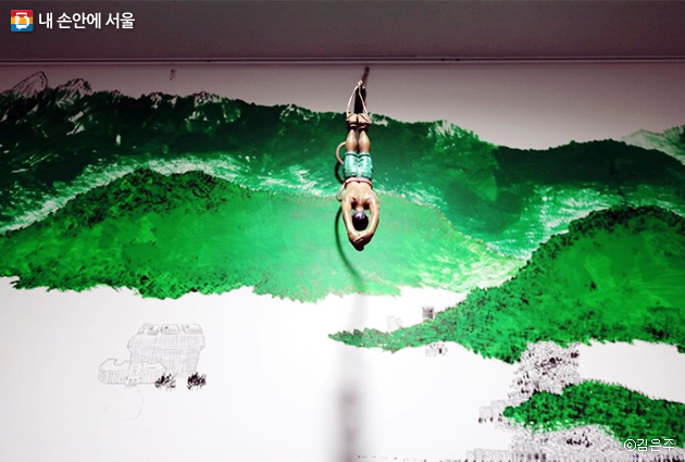 박능생 작가는 작가자신이 인왕산이 그려진 서울의 풍경 위로 번지점프를 하는 모습을 표현했다.