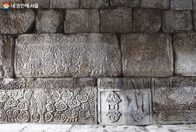 이성계의 부인 강씨의 무덤에서 가져온 돌로 만든 광통교