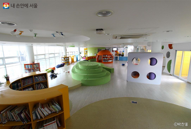 꿈나무책놀이방 2층, 놀이방과 어린이도서관이 복합된 공간이다