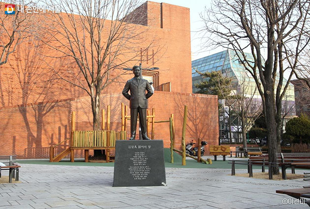 대학로 마로니에 공원에 서 있는 김상옥 의사 동상