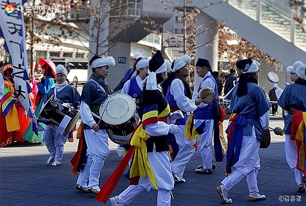 풍물패가 풍악을 울리며 서울로 대보름 축제의 시작을 알렸다