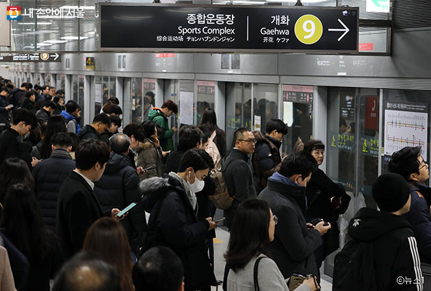 출근 시간, 지하철을기다리는 시민들