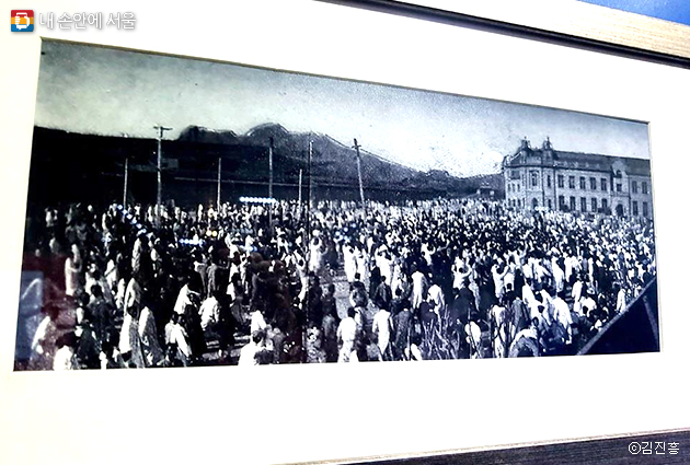 1919년 3월 1일, 서울광장 앞에서 만세를 외치는 민중들