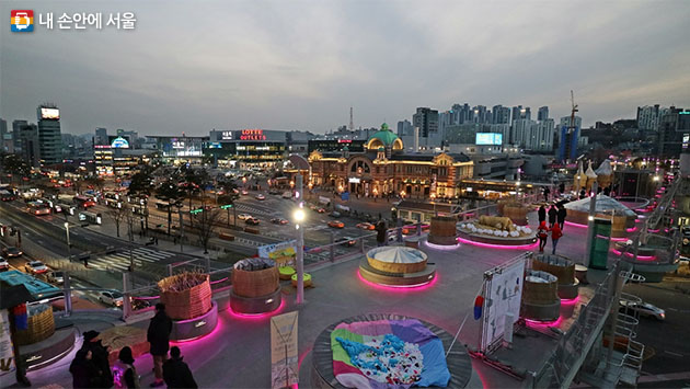 서울로 수국식빵 옥상에서 바라본 서울역과 만리동 저녁 풍경. 서울로는 서울의 야경 명소로 꼽힌다.