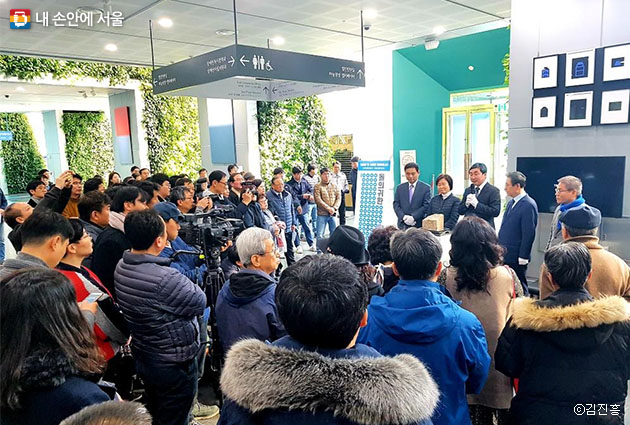 서울시청 신청사 로비에서 진행된 ‘돌의 귀환’ 행사에 많은 시민들이 참석했다