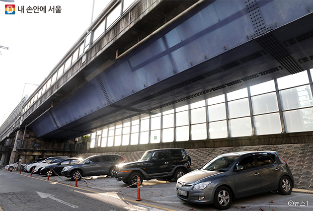 고가도로 아래를 노상주차장으로 활용한 예. 서울시는 주택가 주차난 완화를 위해 도로변 노상주차장을 확충하고 있다.