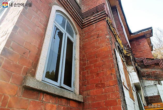 딜쿠샤의 붉은 벽돌과 아치형 창문