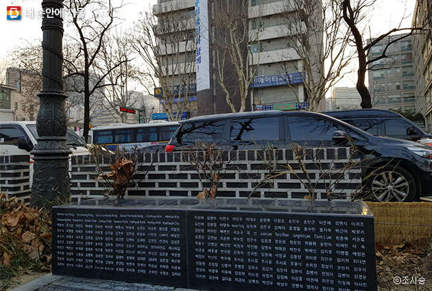 운현궁앞에 있는 시민마루 조형물. 시민들이 앉아 쉬면서 역사적 주요거점의 의미를 되새겨 볼 수 있다