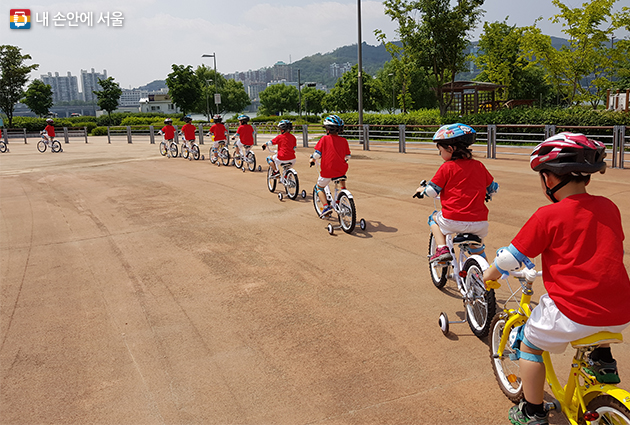 어린이집·유치원 단체를 대상으로 어린이 자전거 교육도 진행된다.