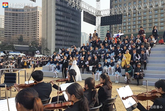`100년 대합창`에는 독립유공자 후손들과 시민학생 3100명이 함께 노래를 불렀다.