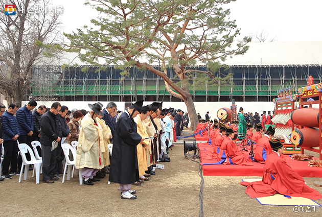 참석자들이 의식에 따라 절을 올리고 있다. 장엄한 의식 속에 음악과 춤이 함께하는 석전대제는 1986년 국가 중요무형문화재로 지정되었다.