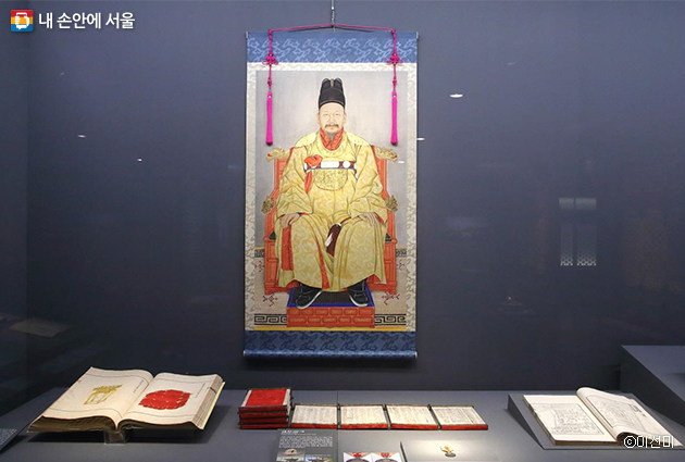 대한제국 황제로서 황룡포를 입은 고종 어진, 국립고궁박물관에 전시돼 있다.