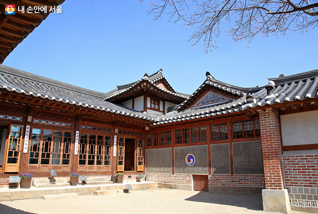 벽면에 수복(壽福)과 수부다남(壽富多男), 태극문양이 장식되어 있는 안채에는 독특하게 이층 공간이 있다.