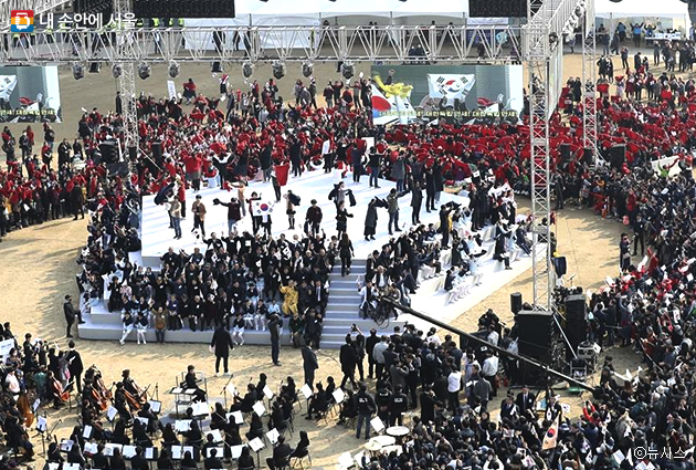 삼일절 서울광장에서 열린 대합창 행사, 100년 전 독립운동 당시의 시각인 오후 2시 30분에 맞추어 대합창이 진행되었다.