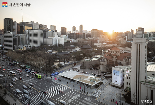 사진은 ‘서울도시건축전시관’ 지상 전경. ‘비움을 통한 원풍경 회복’이란 취지에 따라 지상엔 시민 광장을 조성했다.