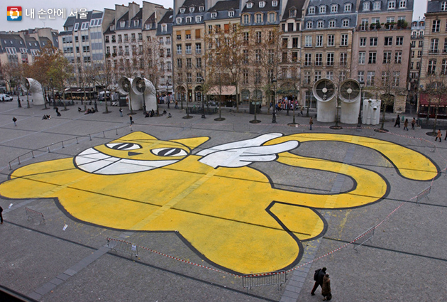 토마 뵈유가 파리 퐁피두 광장에 그려 전 세계적으로 주목을 받았던 ‘세계에서 가장 큰 고양이’ 작품 