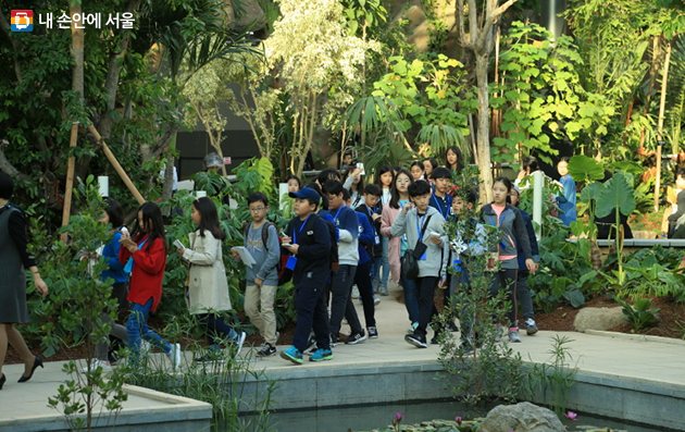 서울식물원을 취재하는 어린이기자들