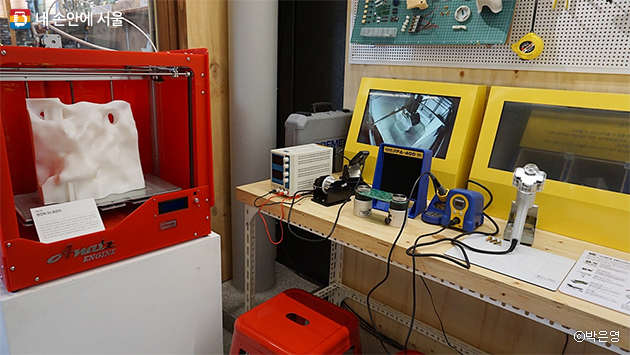 3D프린터와 전자부품 조립용 납땜인두기 등이 전시되어 있다