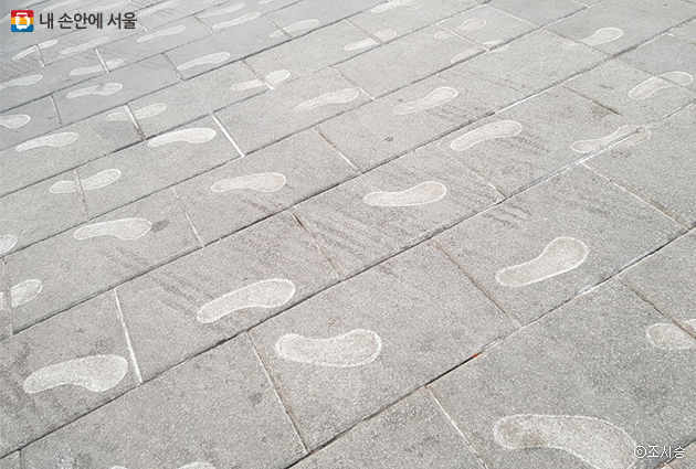 탑골공원 후문 입구에 새겨진 발자국 모습의 문양들. 당시 이곳에서 3.1운동이 뻗어나간 발자취를 상징한다