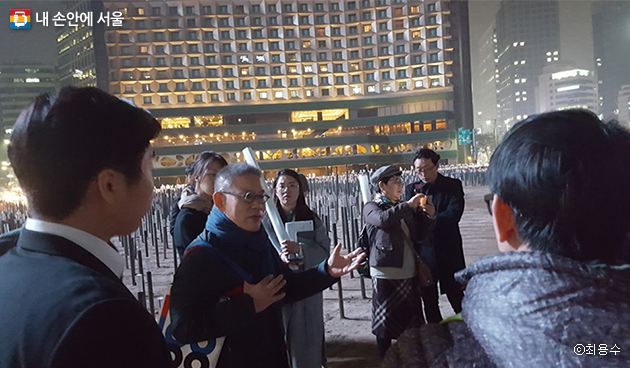 3·1운동 100주년 서울시기념사업 서해성 총감독이 전시에 대해 설명하고 있다
