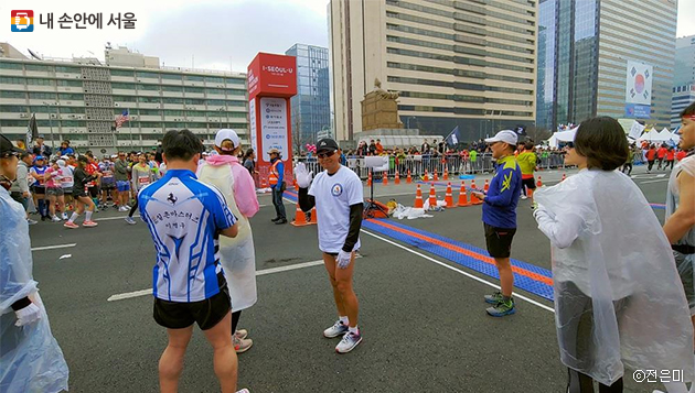 이 날, 전국체전 홍보대사 이봉주 선수도 마라톤대회에 참석했다