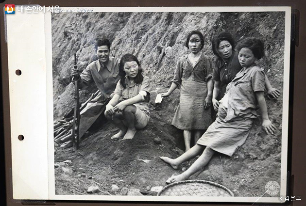 전시를 통해 실제 일본군 위안부 피해 여성들의 사진을 볼 수 있다