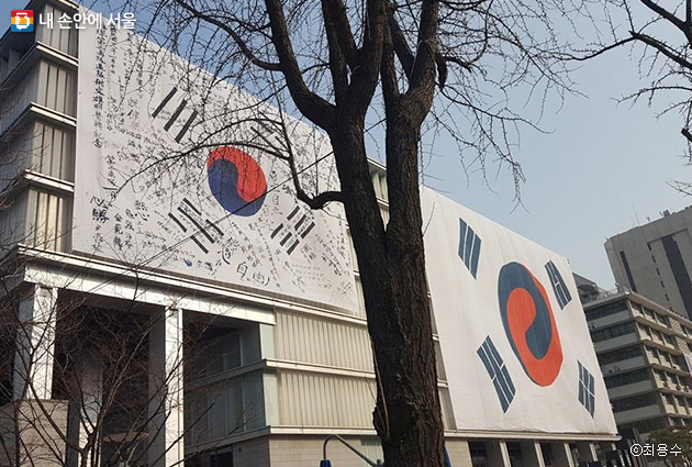 대한민국역사박물관에 게시된, 독립운동 당시 사용했던 태극기와 현재의 태극기. 모양은 달라도 나라사랑 정신은 같다 