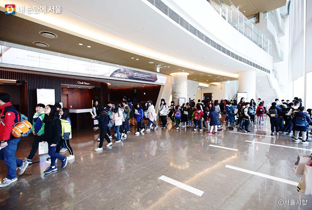 롯데콘서트홀에서 지난 4월 3일 ‘음악이야기’ 연주회가 열려 초중등학생들이 입장하고 있다