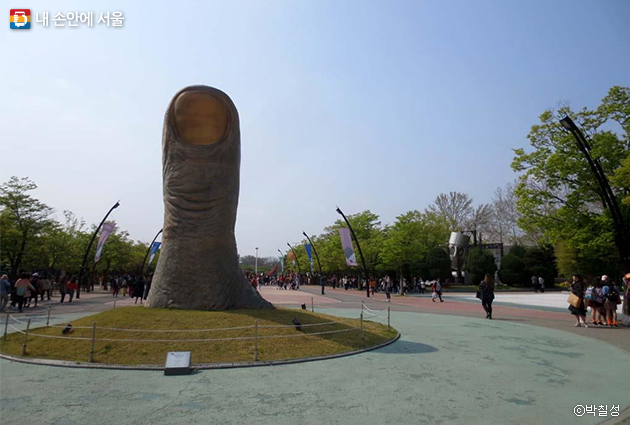 올림픽공원 제2경 엄지손가락 조각품