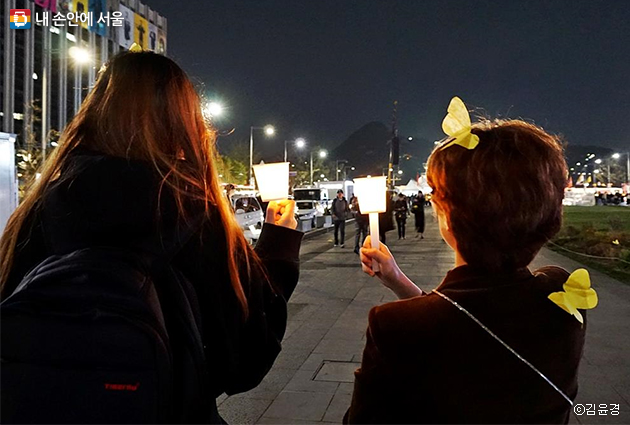 노란 나비와 촛불로 추모하는 시민들