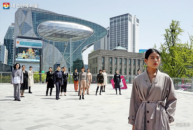 서울시청 근처 무료로 즐길 수 있는 볼거리 세 가지를 추천한다. 사진은 서울도시건축박물관에서 진행된 ‘서울 365 패션쇼’