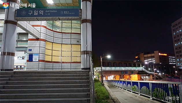 1호선 구일역 1번 출구로 나와 왼쪽의 긴 골목으로 3분가량 걸으면 서울 반려동물교육센터라고 써 붙인 건물을 볼 수 있다.