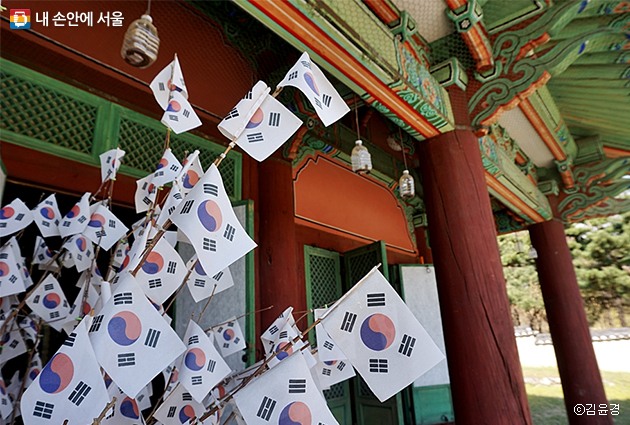 효창공원에는 독립운동가 7인의 영정을 모시고 있는 의열사가 있다