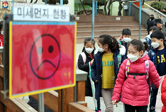 초등학교 학생들이 마스크를 착용하고 하교하고 있다