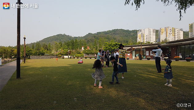 푸른수목원 초입에 자리한 잔디광장