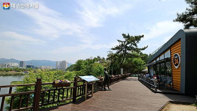 춘천 MBC 전망대 앞에 있는 편의점. 춘천에서 가장 멋진 호수 전망이 펼쳐지는 곳이다.
