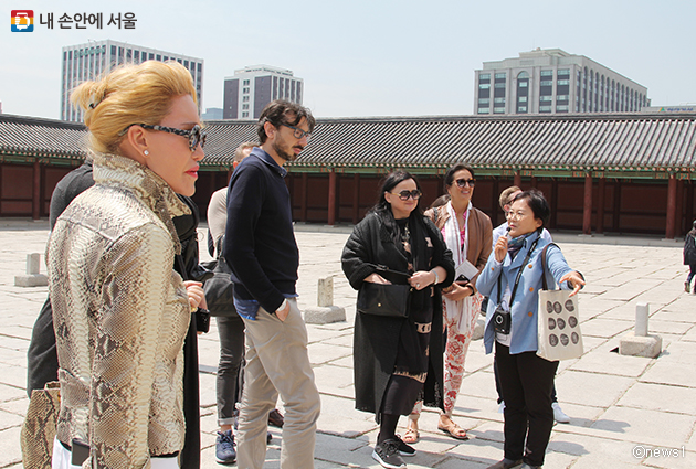 창덕궁에서 외국인들이 서울문화관광해설사의 설명을 듣고 있다.