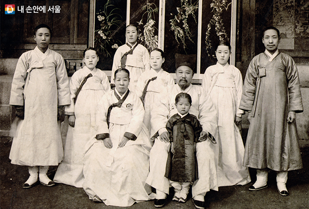 이재완가의 가족사진, 1910년대, 이남주 제공