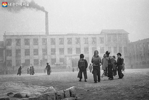 겨울철 석탄 연기 나는 재동초등학교 등굣길, 1953년, 임인식 사진