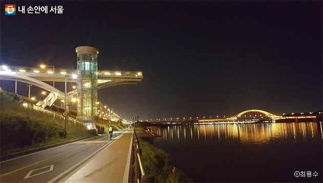 서울식물원 한강 전망데크와 방화대교 일대 한강 하류 야경